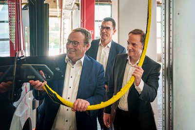 Das Bild zeigt von links: Oliver Krischer (Minister für Umwelt, Naturschutz und Verkehr des Landes Nordrhein-Westfalen), Hans-Peter Geulen (Geschäftsführer Aachener Verkehrsverbund) und Michael Carmincke (Vorstand der ASEAG), © ASEAG Niklas Birk