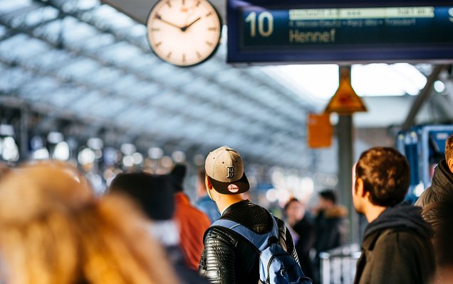Fahrgäste am Bahnsteig (© go.Rheinland / Smilla Dankert)