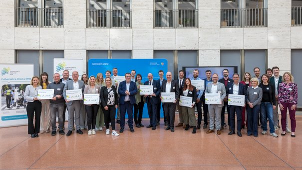 Urkundenübergabe an Vertreter*innen von zwölf NRW-Kommunen, die am Fußverkehrs-Check 2025 teilgenommen haben (Gruppenbild) © Zukunftsnetz Mobilität NRW/Smilla Dankert