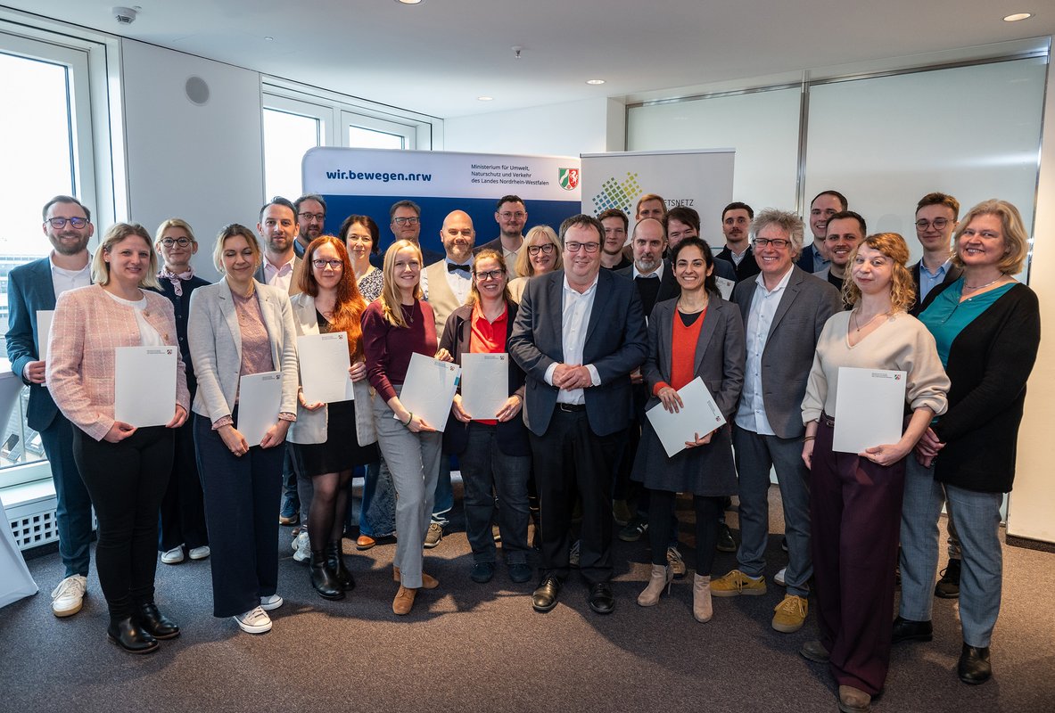 Landesverkehrsminister Oliver Krischer würdigt 23 neue Mobilitätsmanagerinnen und -manager in NRW, © MUNV NRW/Caroline Seidel Landesverkehrsminister Oliver Krischer würdigt 23 neue Mobilitätsmanagerinnen und -manager in NRW, © MUNV NRW/Caroline Seidel