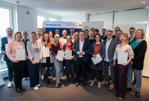 Landesverkehrsminister Oliver Krischer würdigt 23 neue Mobilitätsmanagerinnen und -manager in NRW, © MUNV NRW/Caroline Seidel