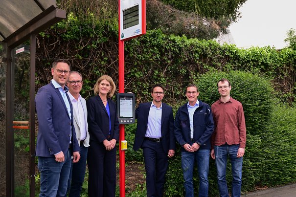 Gruppenfoto zur Inbetriebnahme einer digitalen Haltestelle in Wesseling