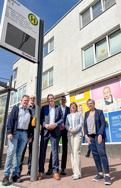 Besichtigung eines neuen DFI-Anzeigers am Bushof In der Schaf