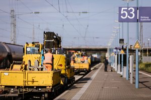 Das Bild zeigt Baumaschinen an einer Haltestelle in Hürth-Kalscheuren (© go.Rheinland GmbH / Smilla Dankert)