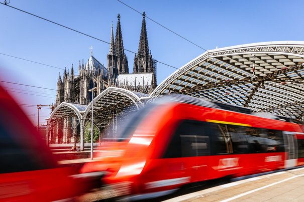 Ein Zug der Linie RE 9 bei der Ausfahrt aus dem Kölner Hauptbahnhof (© go.Rheinland / Smilla Dankert)