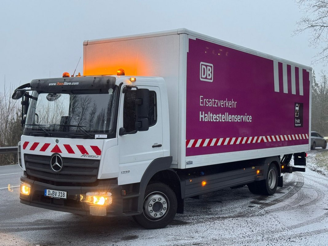 LKW beim Transport von mobilen Ersatzhaltestellen-Masten © BVR Busverkehr Rheinland GmbH