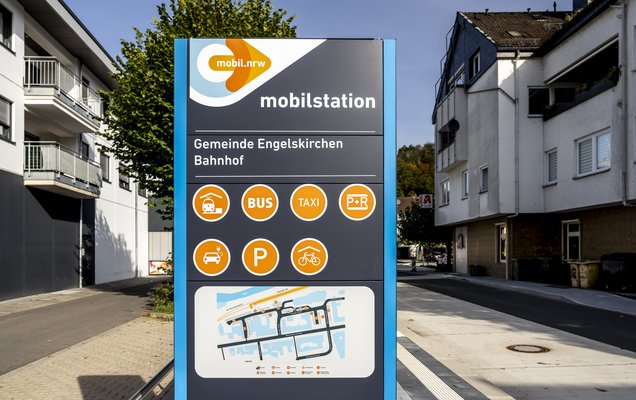 Informationsschild der Mobilstation am Bahnhof Engelskirchen (© go.Rheinland / Smilla Dankert)