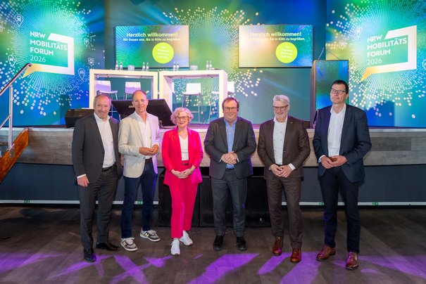 Das Bild zeigt die Hausspitzen der Gastgeber mit NRW-Verkehrsminister Oliver Krischer (4. v. l.): Oliver Wittke, Dr. Norbert Reinkober, Christiane Auffermann, Michael Vogel und Hans-Peter Geulen. (© go.Rheinland GmbH/Smilla Dankert)