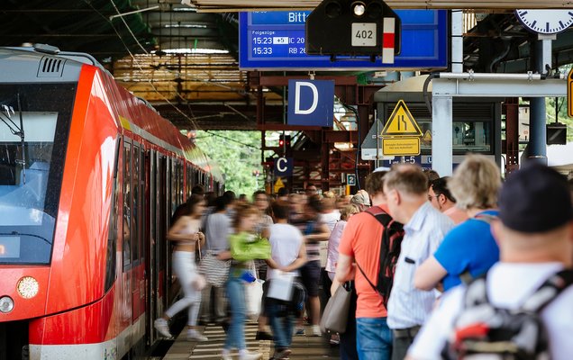 Das Bild zeigt Fahrgäste beim Ein- und Aussteigen am Bahnhof (© go.Rheinland / Smilla Dankert)