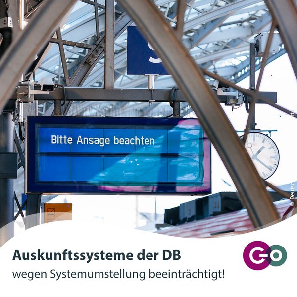 Anzeigetafel mit der Info "Ansage beachten" an einem Gleis des Kölner Hauptbahnhofs (© go.Rheinland / Smilla Dankert)