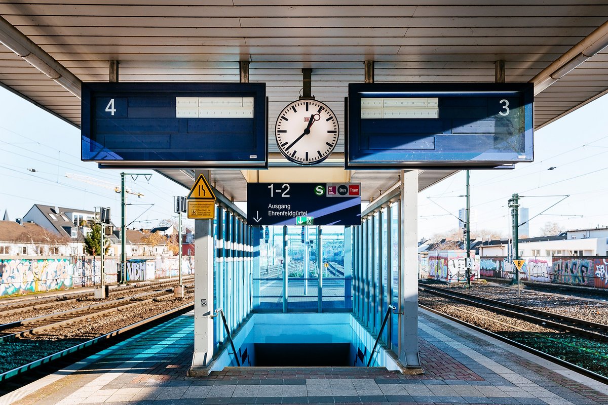 Anzeigetafel am Bahnsteig ohne Hinweise (© go.Rheinland / Smilla Dankert) Anzeigetafel am Bahnsteig ohne Hinweise (© go.Rheinland / Smilla Dankert)