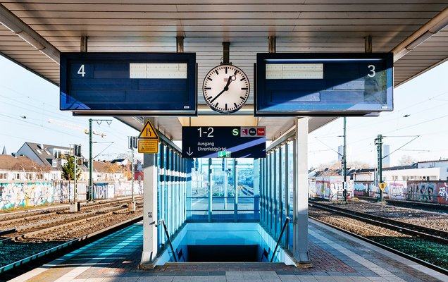Anzeigetafel am Bahnsteig ohne Hinweise (© go.Rheinland / Smilla Dankert)