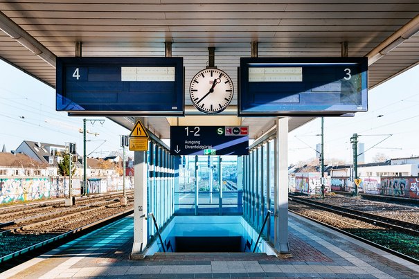 Anzeigetafel am Bahnsteig ohne Hinweise (© go.Rheinland / Smilla Dankert)