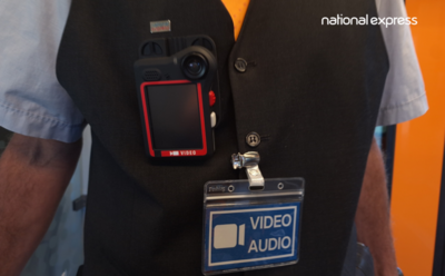 Das Bild zeigt einen Zugbegleiter mit BodyCam (Symbolbild), © National Express