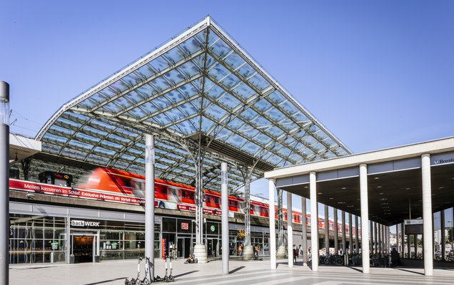 Eine S-Bahn die am Kölner Hauptbahnhof losfährt