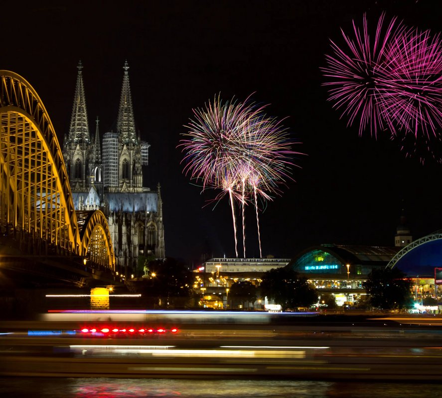 Das Bild zeigt ein Feuerwerk bei den Kölner Lichtern (© Pinke / stock.adobe.com) Das Bild zeigt ein Feuerwerk bei den Kölner Lichtern (© Pinke / stock.adobe.com)