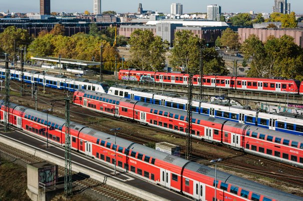 Züge im Bahnknoten Köln
