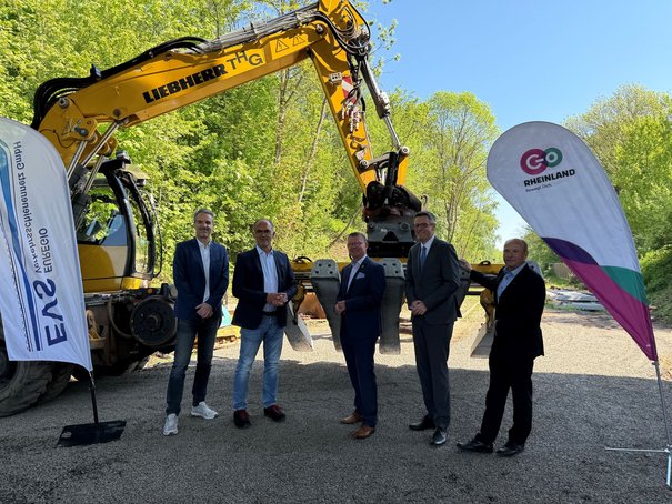 Vertreter von go.Rheinland, StädteRegion Aachen, EVS und der Städte Aldenhoven und Alsdorf beim Spatenstich zur Reaktivierung der Strecke Mariagrube - Siersdorf