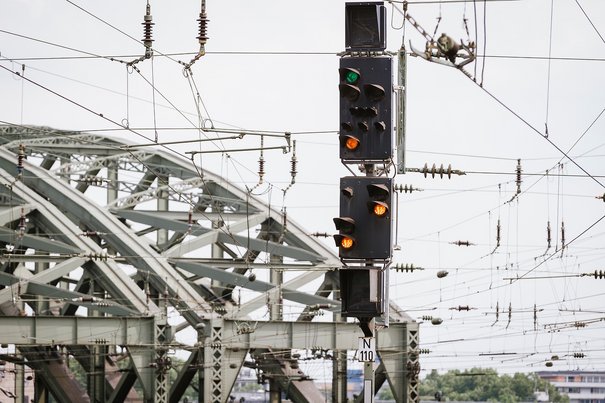 Blick auf eine Signalanlage am Kölner Hauptbahnhof (© go.Rheinland / Smilla Dankert)