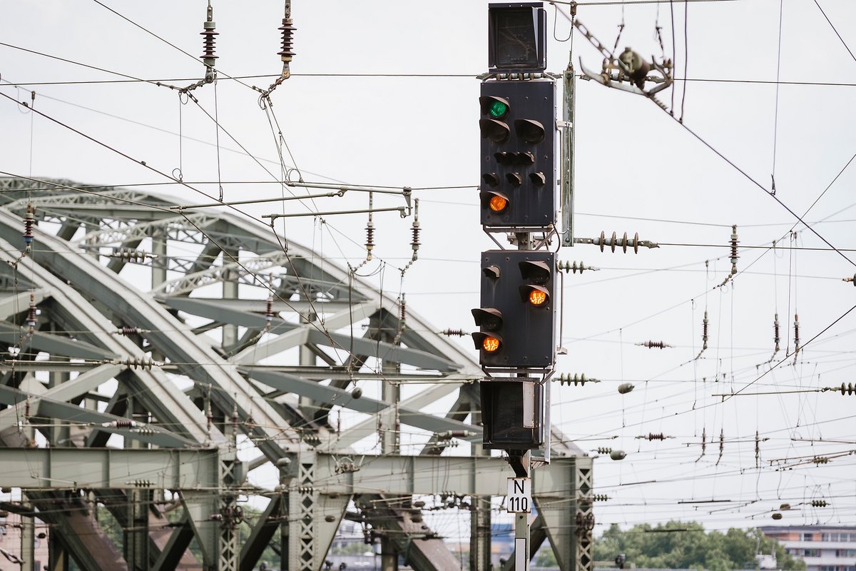 Blick auf eine Signalanlage am Kölner Hauptbahnhof (© go.Rheinland / Smilla Dankert)