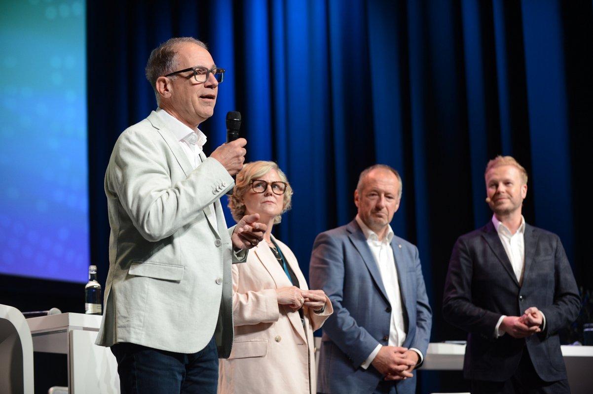 von links: go.Rheinland-Geschäftsführer Dr. Norbert Reinkober, Christiane Auffermann und VRR-Vorstandssprecher Oliver Wittke mit Moderator Häusler (© VRR 2025)