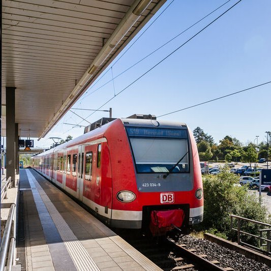 S19 der Deutschen Bahn fährt in einen Haltepunkt ein