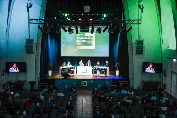 Bild zeigt Podium beim NRW-Mobilitätsforum in der Heilig-Kreuz-Kirche in Gelsenkirchen (© VRR 2025)