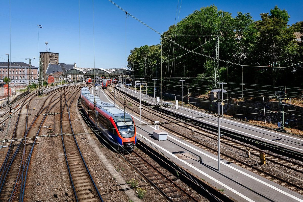 Blick von der Burtscheider Brücke auf den Hauptbahnhof Aachen